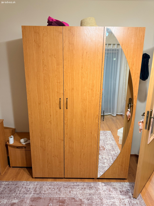 Skriňa + stolík a polička (komplet)