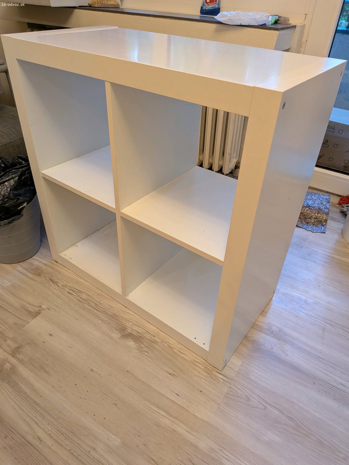 Skrinka IKEA expedit/kallax 2x2. Darujem knižnicu Ikea Expedit/Kallax. Drobné známky používania na spodnej polici - viď foto. V prípade záujmu pridám aj košíky na fotke.

Prosím píšte SMS/Whatsapp.
