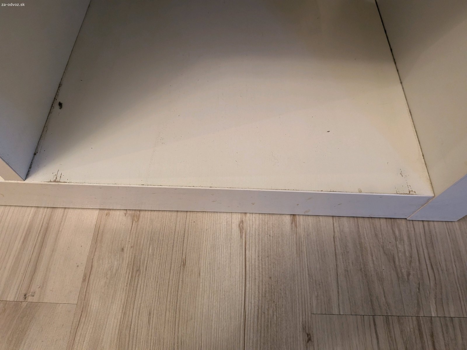 Skrinka IKEA expedit/kallax 2x2. Darujem knižnicu Ikea Expedit/Kallax. Drobné známky používania na spodnej polici - viď foto. V prípade záujmu pridám aj košíky na fotke.

Prosím píšte SMS/Whatsapp.