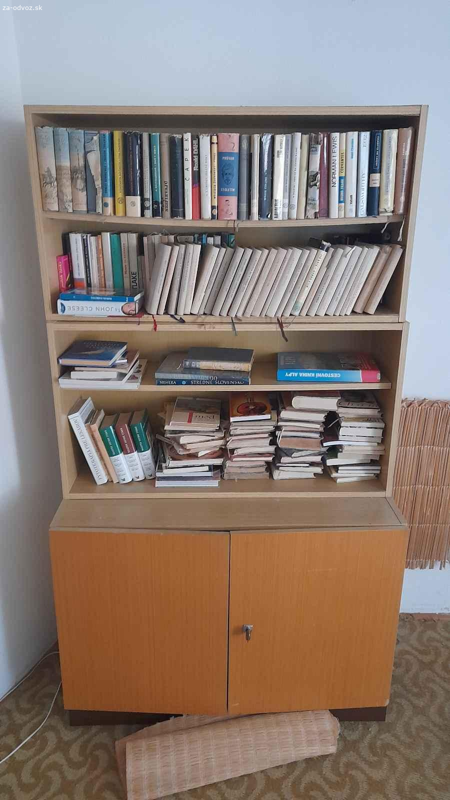 Skrinka s nádstavcami. Darujem skrinku na nožičkách s dvoma nádstavcami.