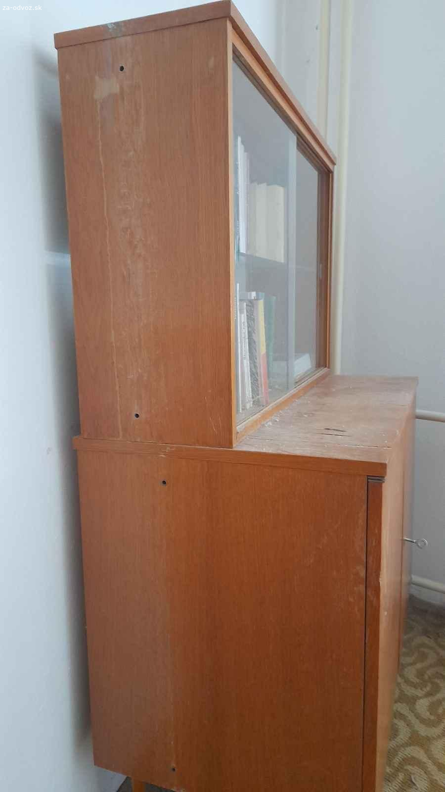 Skrinka s nadstavcom. Darujem dvojdverovú skrinku s nádstavcom.
Nádstavec má sklo z obidvoch strán.
Treba zrepasovať vrchnú časť.