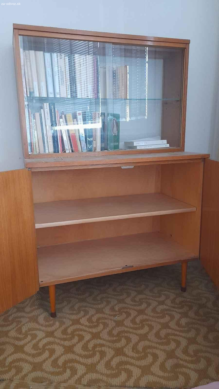Skrinka s nadstavcom. Darujem dvojdverovú skrinku s nádstavcom.
Nádstavec má sklo z obidvoch strán.
Treba zrepasovať vrchnú časť.