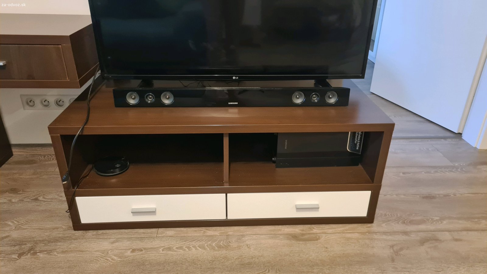 skrinky obývačka pod TV. darujem skrinky. spolu cca šírka 2m. závesná na stenu je oznacená rozmermi.