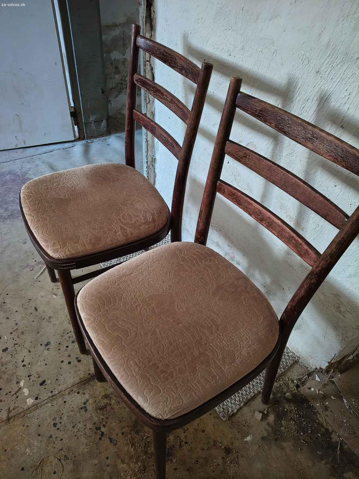 Darujem staršie stoličky. Darujem dve staršie stoličky zostali po sťahovaní