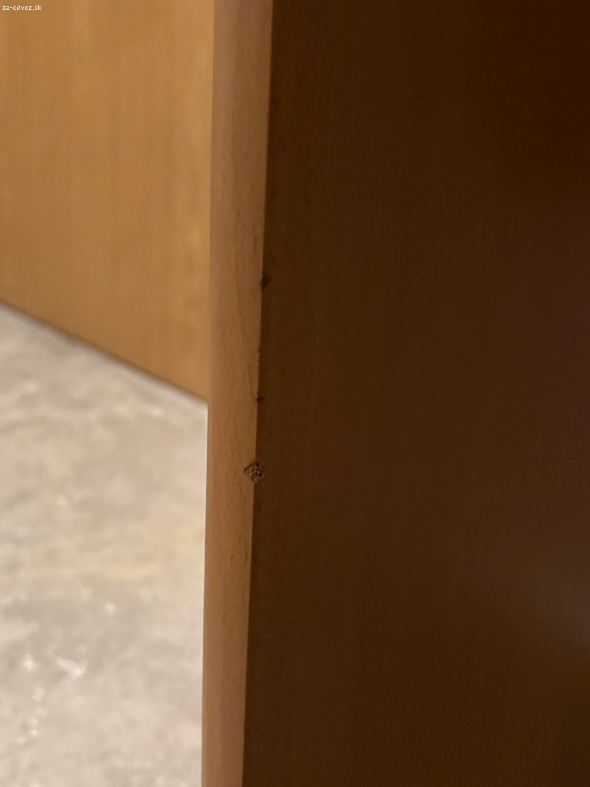 Stôl na písanie. Darujem za odvoz stôl na písanie, vhodný aj pre školáka. Stôl má dve zásuvky a odkladací priestor po celej dĺžke stola. Má aj isté nedokonalosti (viď foto). Na povrchu sú mini dierky po lampe, ktorá bola k stolu privŕtaná. Rozmery sú:
výška 73,5 cm
hĺbka/dĺžka 50 cm
šírka 106 cm