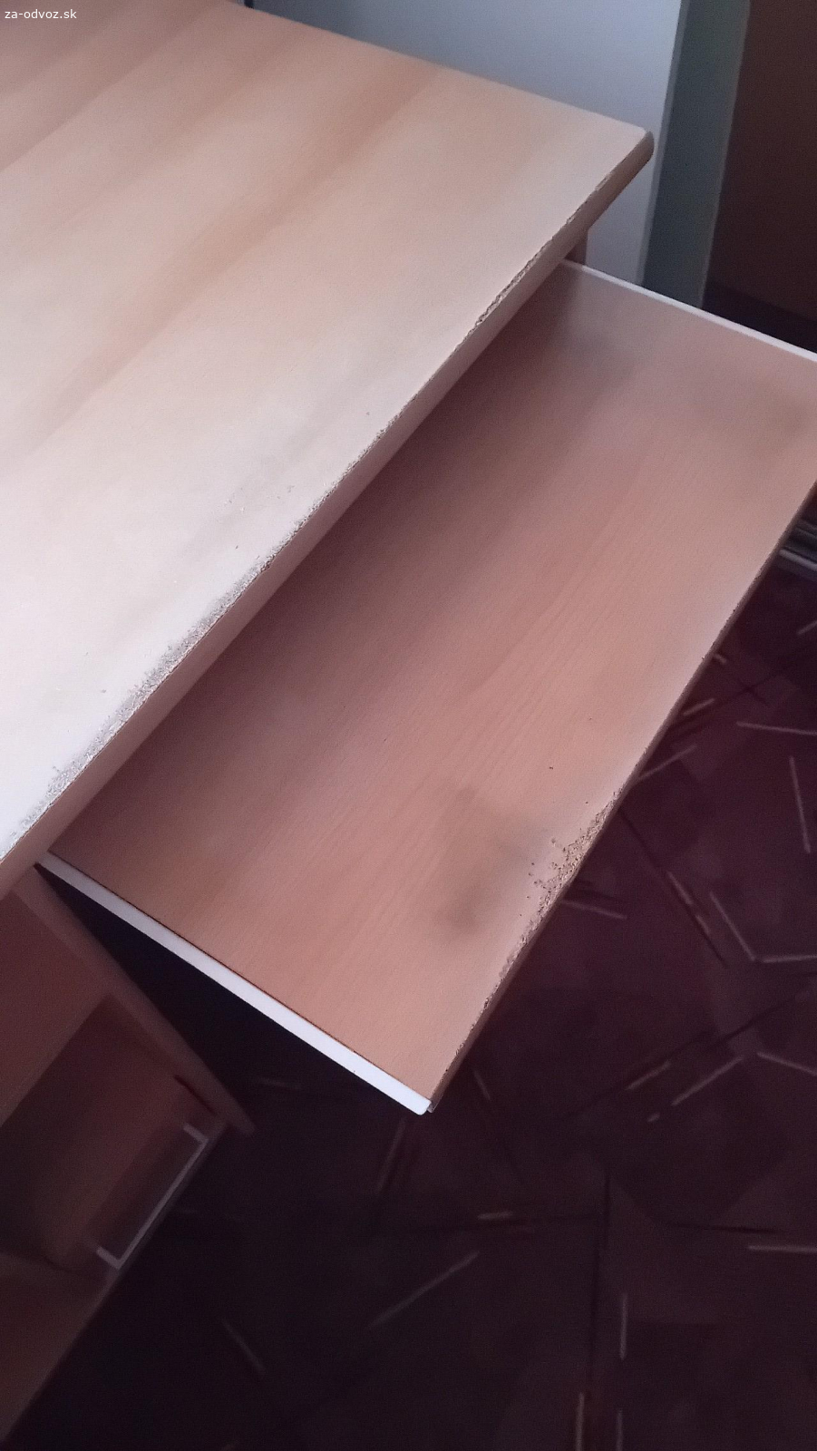 Stolík a regál. Darujem používaný stolík s menším regálom (pôvodne polička na stenu).
Stôl je čiastočne rozobraný. Má menší šuflík a výsuv na klávesnicu. Všetko plne funkčné.
Rozmer stola: 110x58x75 (š/h/v)
Rozmer regálu: 37,5x29,5x106 (š/h/v)