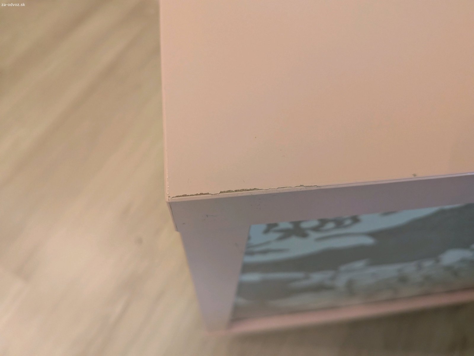 Stolík na kolieskach. Darujem ružový nočný / príručný stolík s kvetinovým vzorom na funkčných kolieskach. Mierne ošúchané rohy - viď foto.

d36 x š36 x v44cm