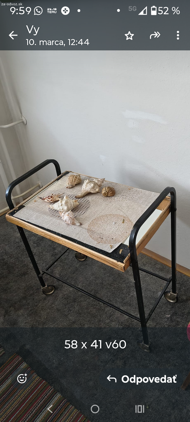 Stolík. Darujem 4ks rôznych stolíkov.
Rozmery: 52x33xv84 cm
                  61x28xv62 cm
                  58x41xv60 cm na kolieskach
                119x50xv49 cm vrch sklo