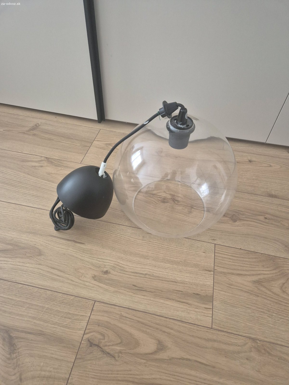 Stropná lampa. darujem stropnu lampu, stačí si ju vycistit a dat žiarovku. Osobny odber Stupava