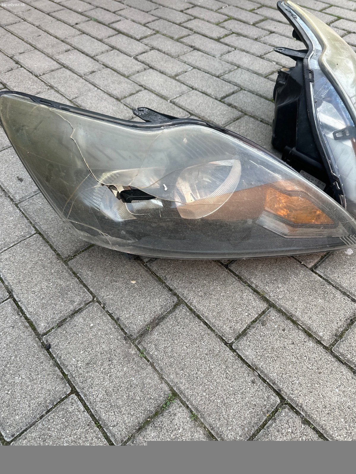 Svetla na ford focus. Vymením za horalku tieto svetla. Prave ma prasknuty kryt - vnutro je ok. Lavy plne funkcny. Budem to mat este 2 tyzdne a potom vyhadzujem.