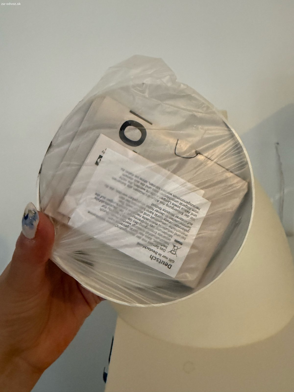 svetlá, tienidlá IKEA 3 ks. Darujem tieto tienidla myslím že sú všetky z IKEA. 
pozri si aj ostatné inzeráty darujem toho viac. 

Odber v starom meste. 

Autom až ku bytovke sa da prísť medzi 6:00-9:30. Alebo hocikedy počas dňa sa dá zastaviť autom kúsok od bytu na Drevennéj ulici. skrinky sú ľahké takže pohode prinesiete. 

Prosím ak máte záujem tak mi rovno napíšte deň, čas kedy sa môžete zastaviť.