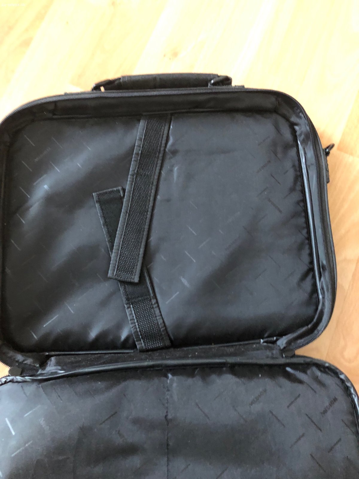 Taska na mensi notebook. Darujem tasku na mensi notebook alebo moze posluzit ako taska na dokumenty. Sirka cca 35 cm, vyska 28 cm.
Len osobny odber BA-Petrzalka