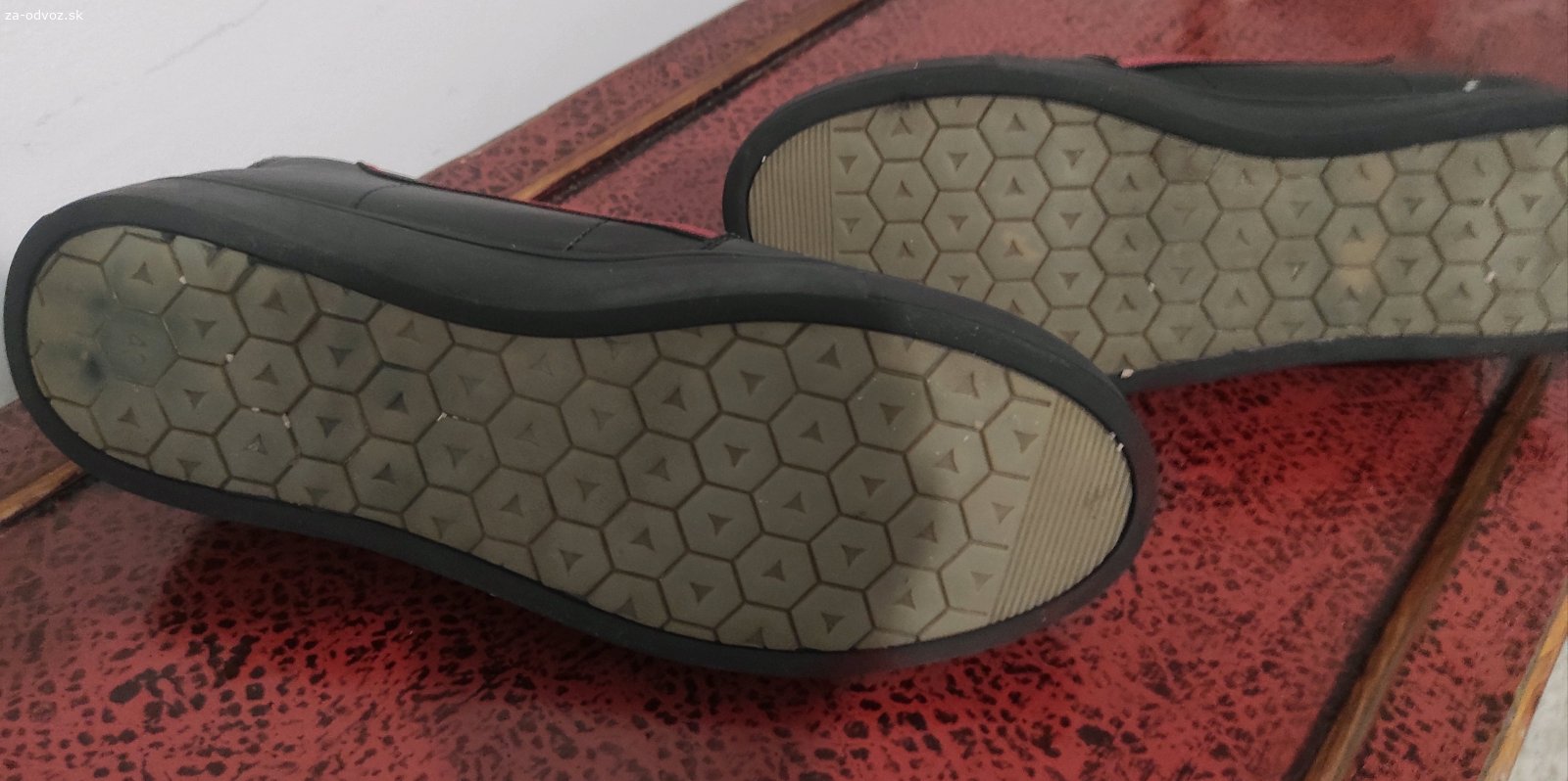 tenisky Adidas. malé známky používania, ale stále pekne..
píšte len sms.. veľkosť 43