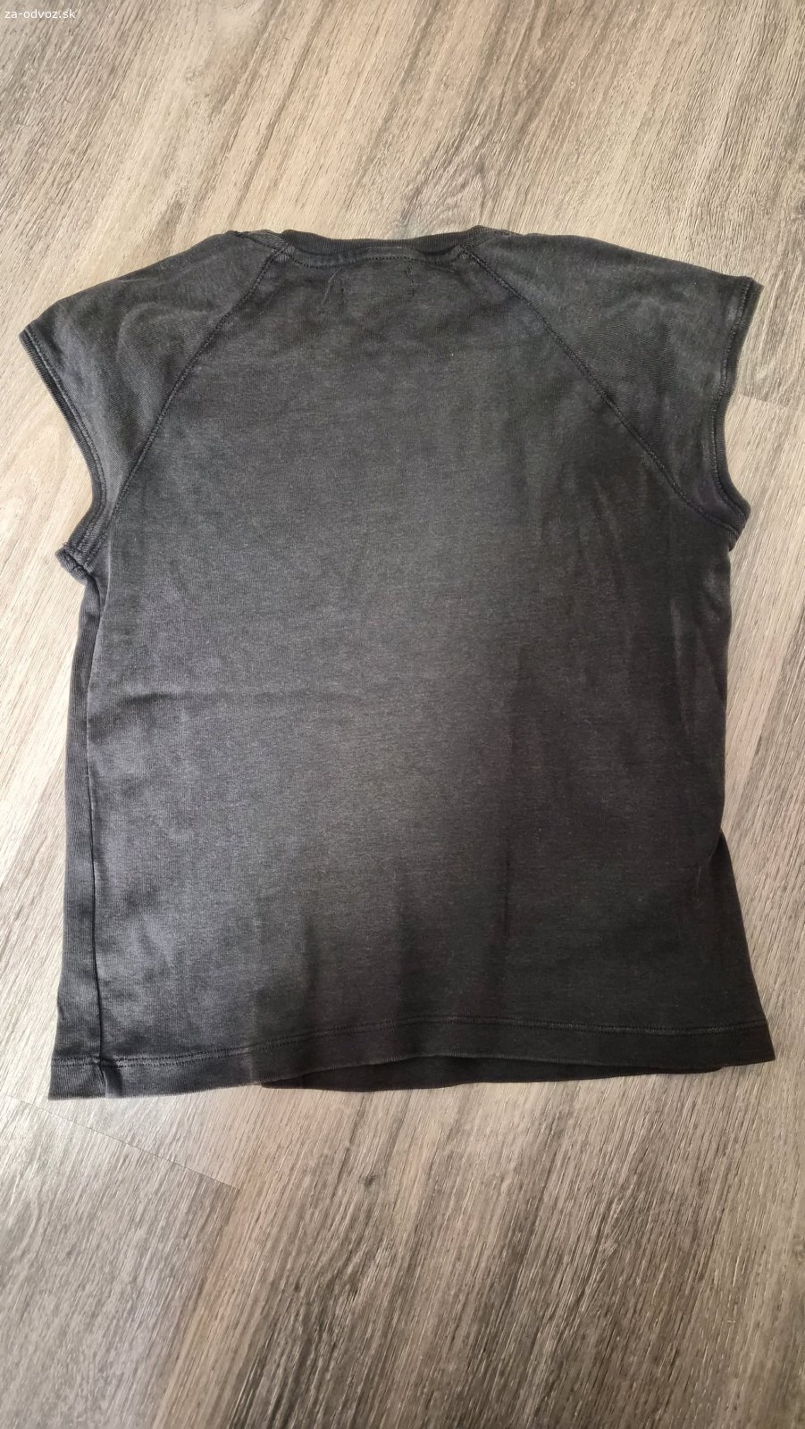 tričká. obe sú veľkosti S, prvé tričko je crop top. nosené ale vo výbornom stave