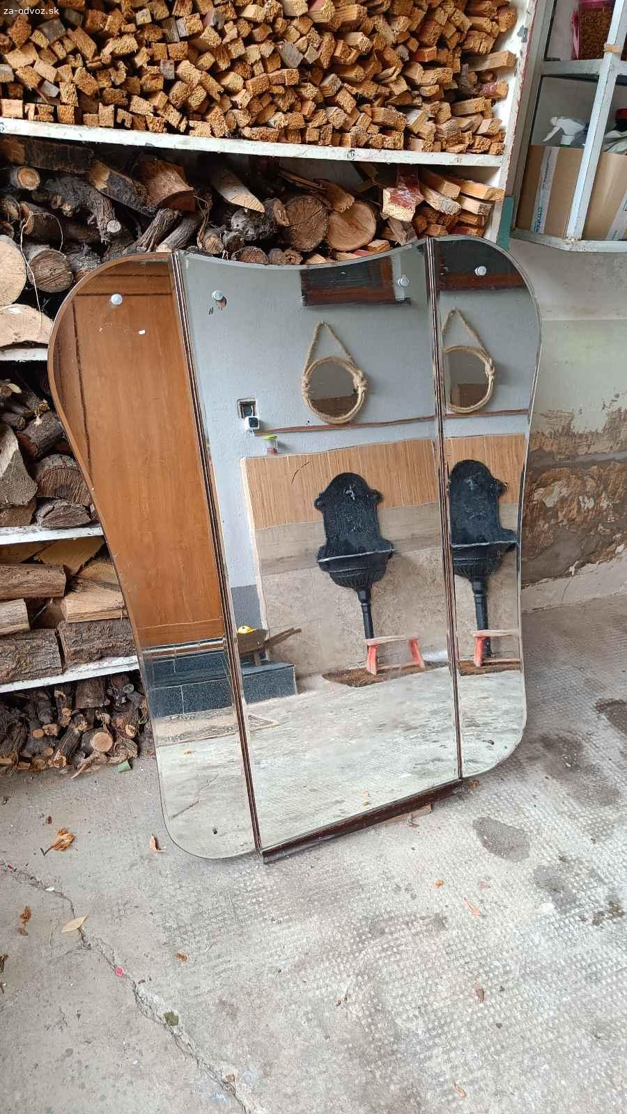 trojdielne zrkadlo. Darujem za odvoz trojdielne zrkadlo podklad drevo, zrkadlo neporušené...