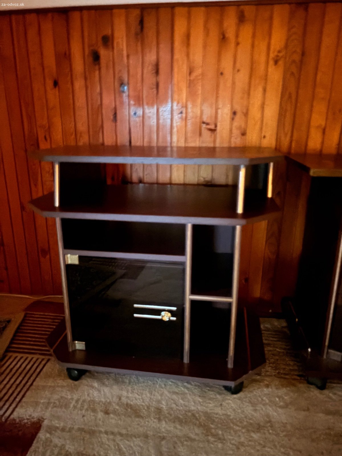 TV otočný stolík. V dobrom stave, vrchná doska je otočná.