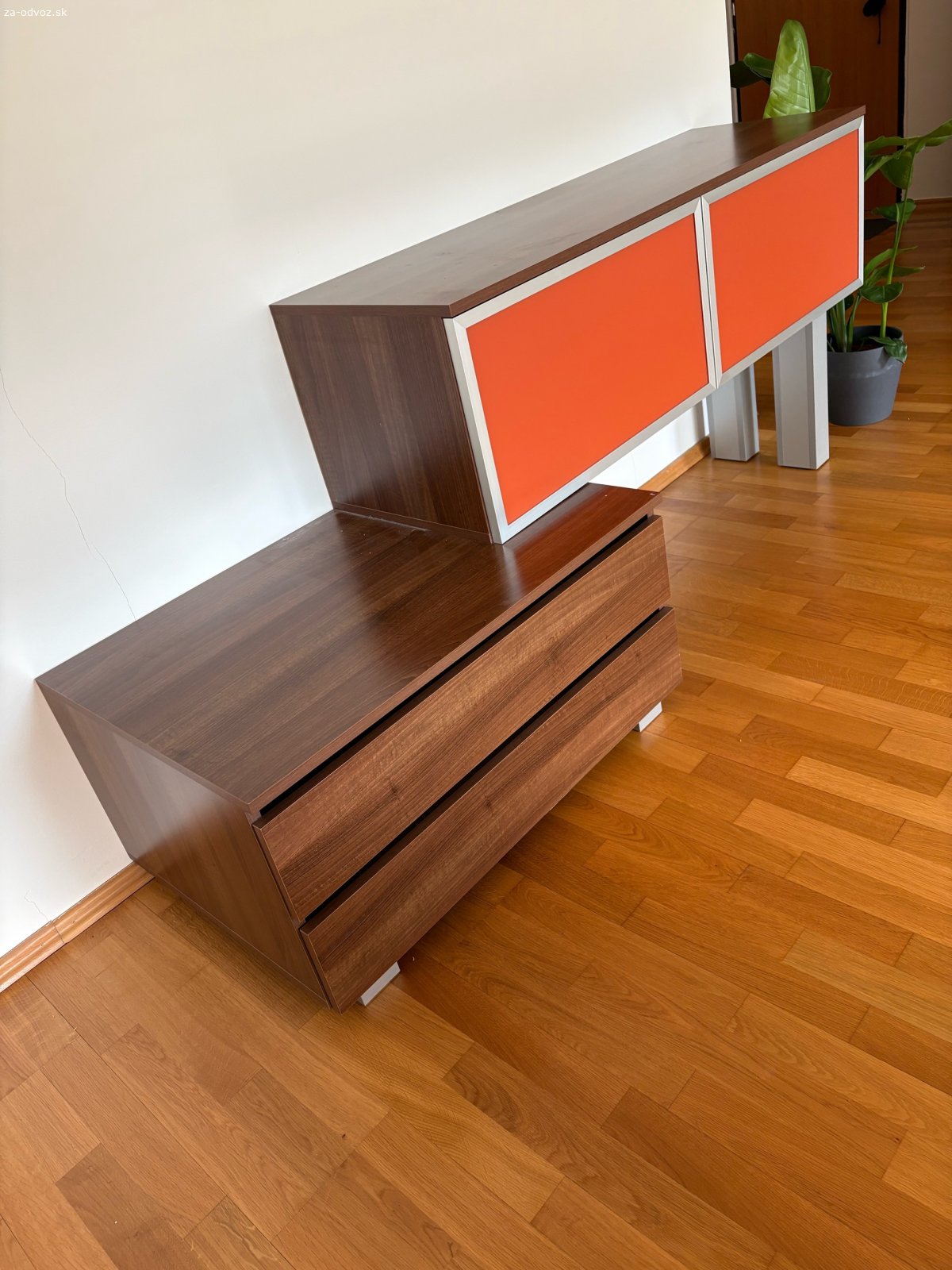 TV stolík. Darujem za odvoz TV stolík vo veľmi dobrom stave. Je rozmontovany (okrem šuflíkov) s dĺžkou 205cm,  šírkou 60cm a výškou 85 cm. Vhodný do bytu, domu, prípadne chaty.