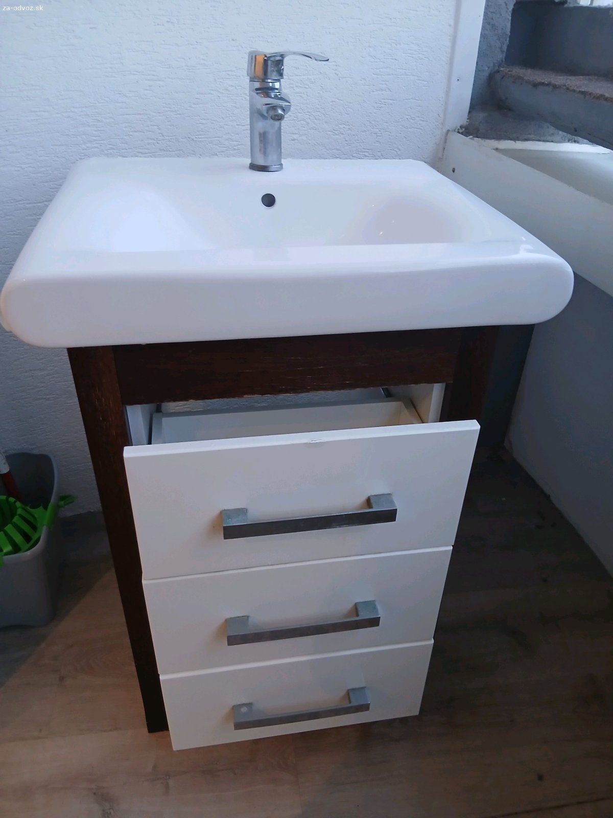 Umyvadlo a kúpeľňová skrinka. Som Angličan, takže ak máte záujem, napíšte mi SMS. Zadarmo odovzdávam umývadlo a skrinku. Rozmery sú 60 cm na šírku, 50 cm na dĺžku a 8 cm na výšku. Diky