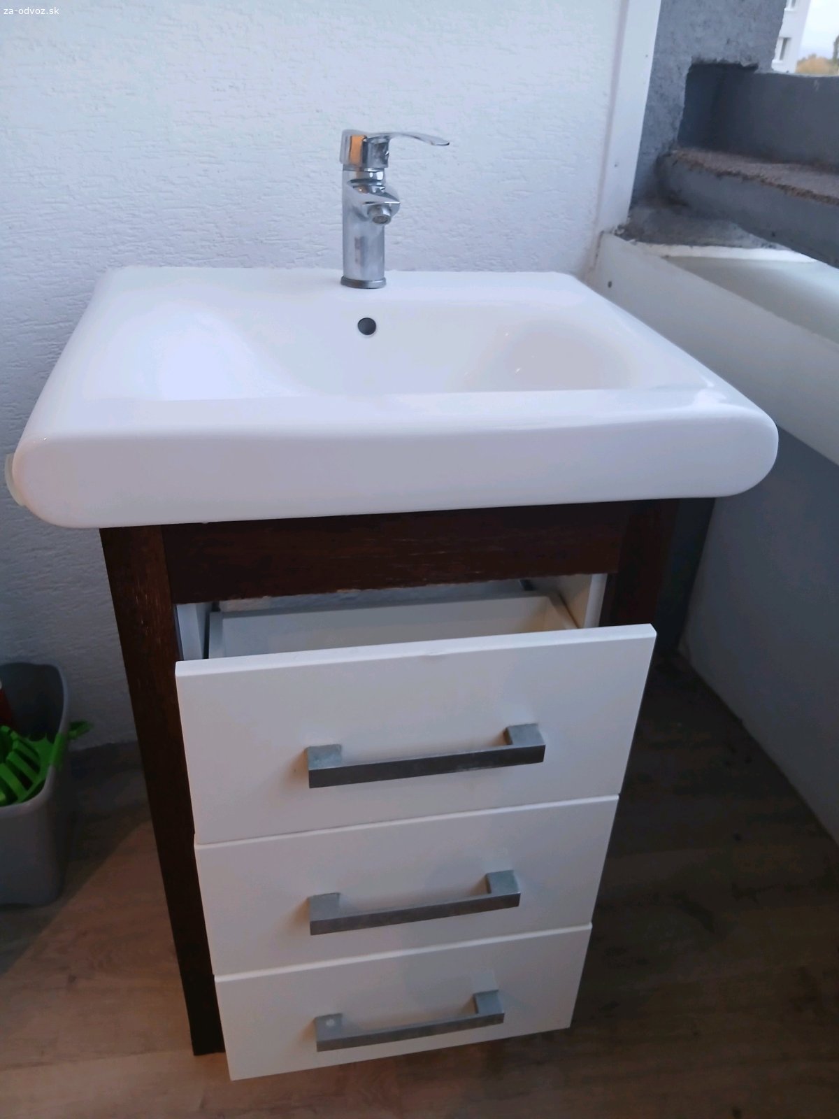 Umyvadlo a kúpeľňová skrinka. Som Angličan, takže ak máte záujem, napíšte mi SMS. Zadarmo odovzdávam umývadlo a skrinku. Rozmery sú 60 cm na šírku, 50 cm na dĺžku a 8 cm na výšku. Diky