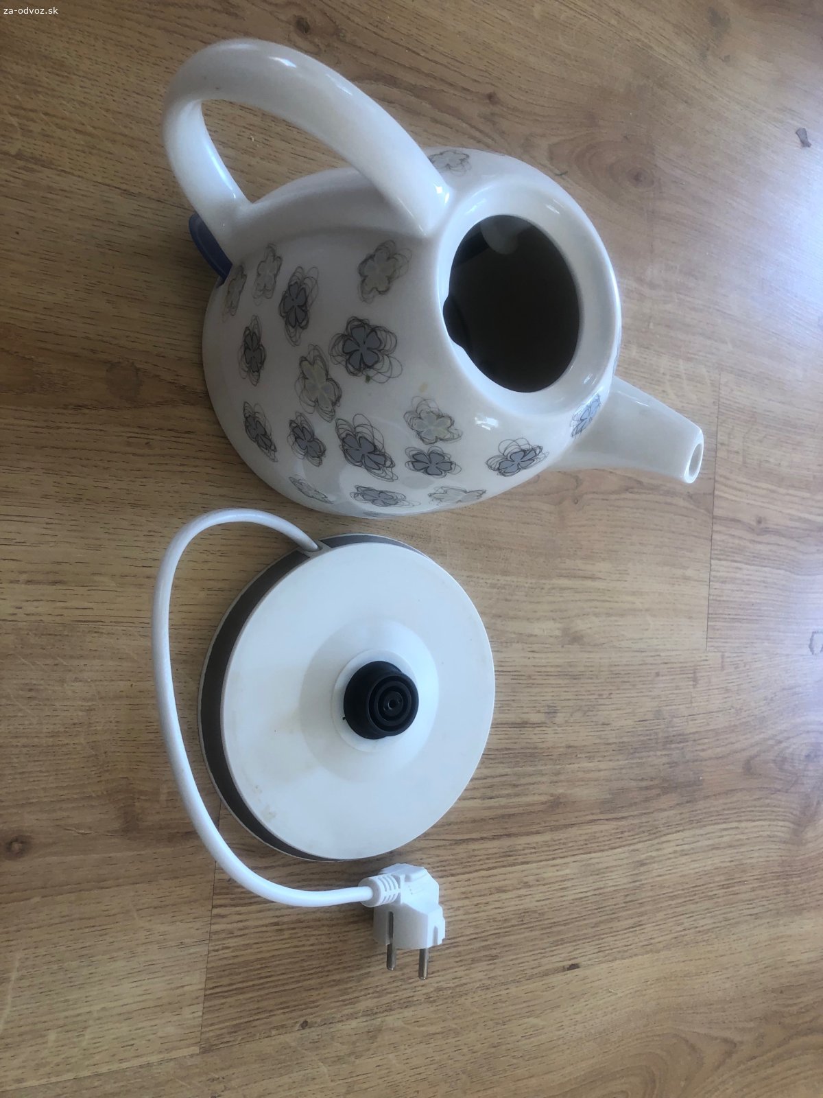 Varná konvica porcelánová. Darujem porcelánovú varnú konvicu, funkčnú bez uzáveru.