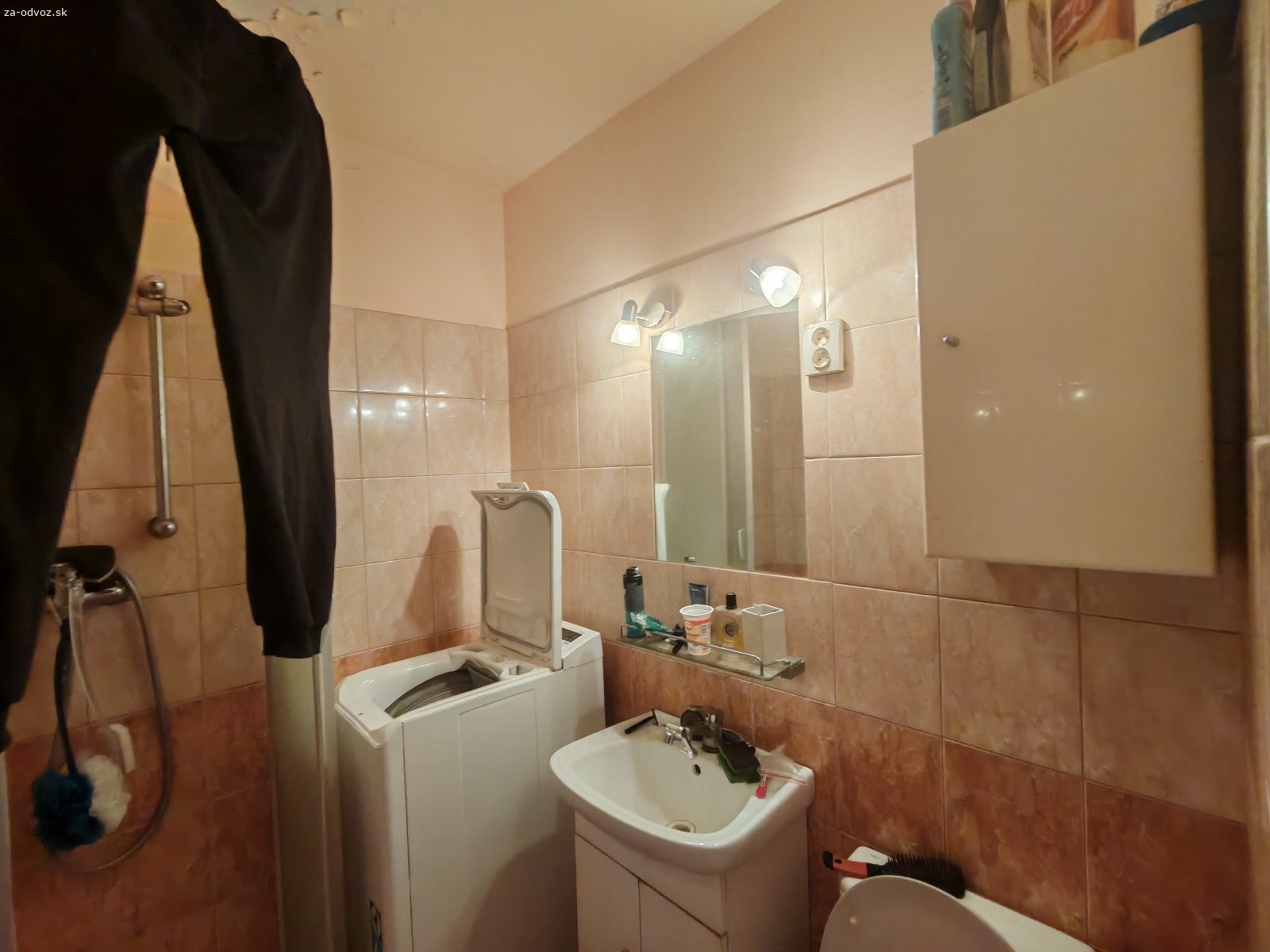 VŠETKO ZA ODVOZ. Darujem za odvoz zariadenie a vybavenie bytu: gauč, kuchynskú linku, práčku, chladničku, umývadlo, skrinky a všetko ostatné, čo vidíte na fotkách.
​Podmienky odberu:
​Kto skôr príde, ten berie – nič nerezervujem.
​Súrne / Najlepšie ihneď – čo nezmizne okamžite, ide nekompromisne do koša.
​Vlastný odvoz a vynáška – ide o 4. poschodie bez výťahu, takže si treba zabezpečiť odvoz aj ľudí na znášanie po schodoch.
​Lokalita: Bratislava – Podunajské Biskupice
Kontakt: Pozor, len vážni záujemcovia, ktorí si vedia veci odniesť a odviezť hneď.