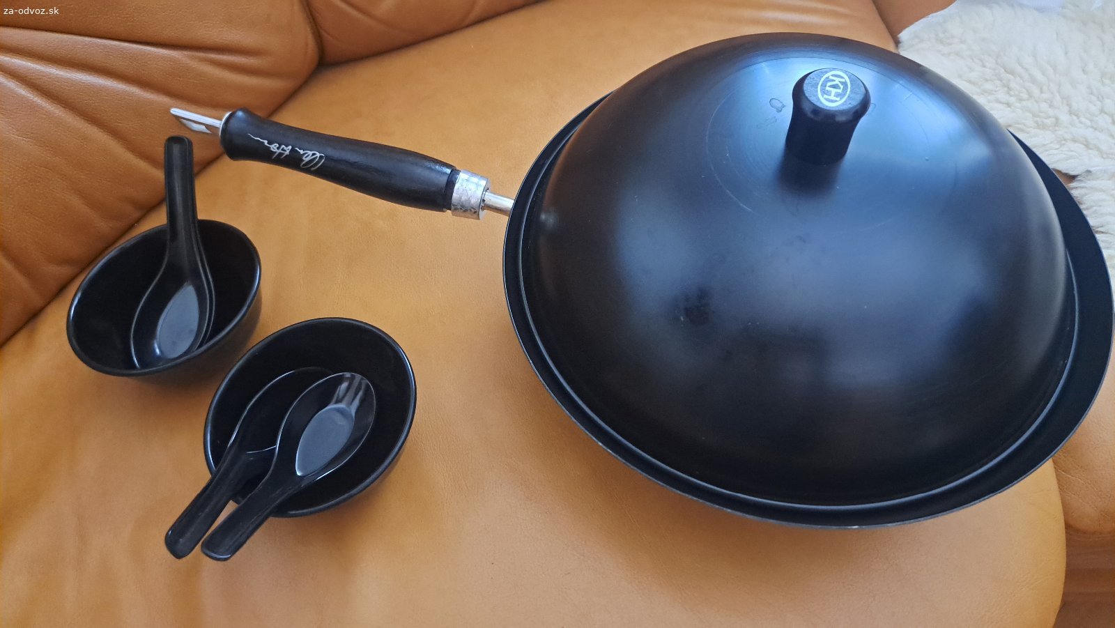Wok s 2 miskami. 31 cm, ťažký wok s hlinkoviu pokrievkiu. 2 plastové misky s lyžicami. Nové