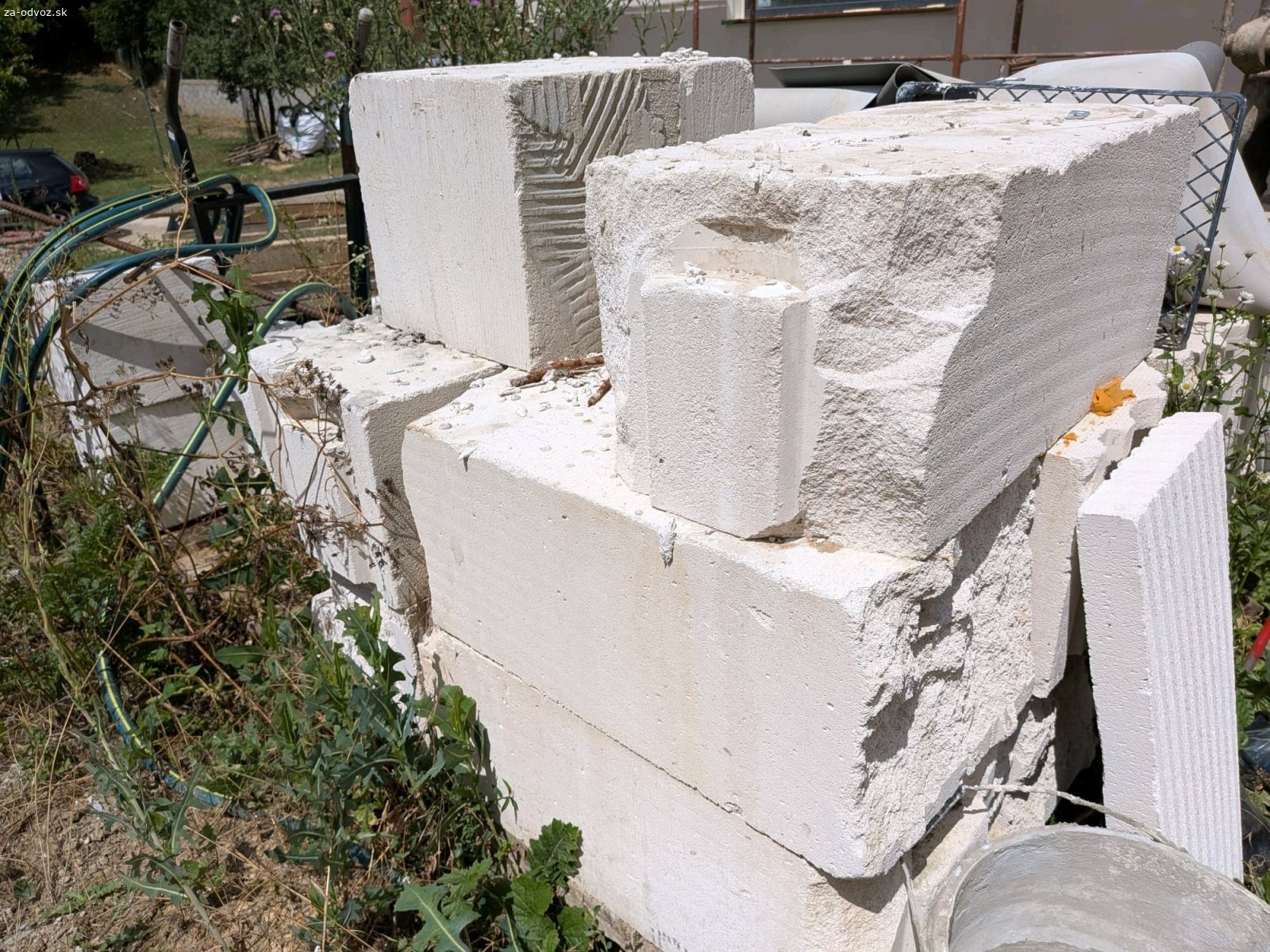 YTONG tvarnice. Darujem odrezky YTONG tvárnic.
Na 3 paletách je mix poškodených celých 300 mm tvárnic,rezaných tvárnic