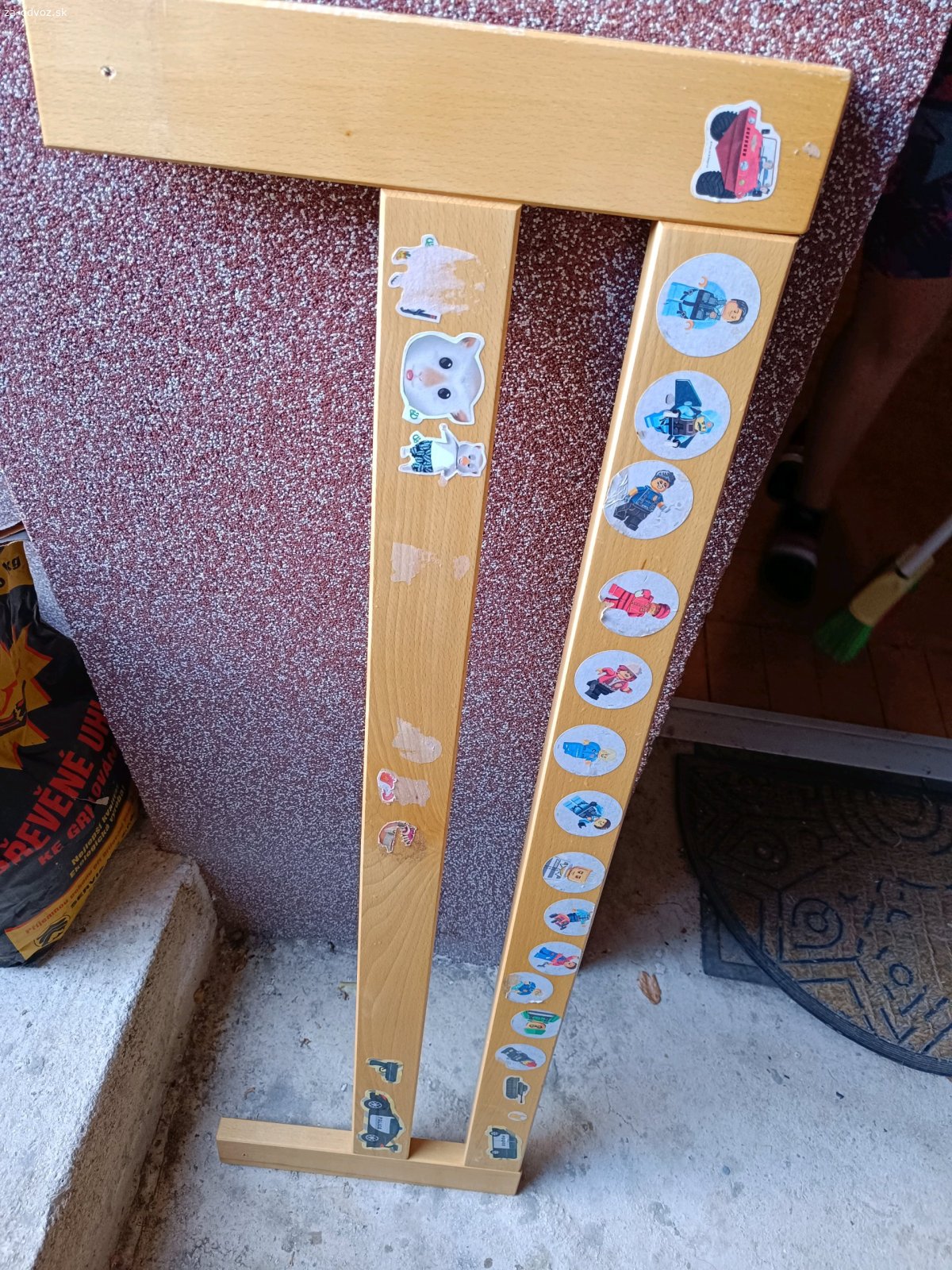 zabranu na postel. darujem zabranu na postel rozmery v cm: 35x113x2.5. je trosku osuchana a polepena ale inak v dobro stave. je to dubove drevo