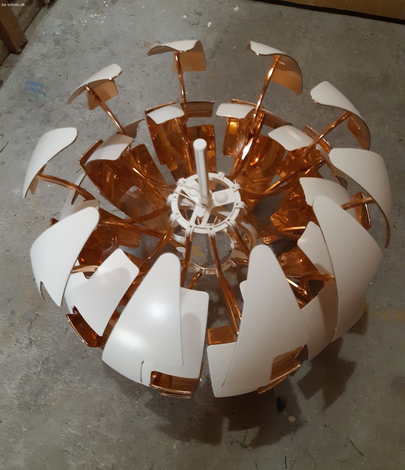 Závesná lampa guľa medená nastaviteľná 35 cm. Darujem Ikea medenú závesnú guľu vo výbornom stave (2 diely sa odlomili, ale po prilepení držia dobre, len sa už nedajú dať dole).