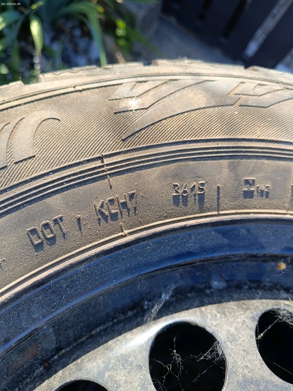 4ks zimne pneumatiky 216/60 r16 95t. darujem 4ks zimne pneumatiky rosava snowgard 215/60 r16 95t dot 3615 aj s plechovymi diskami. cokolada potesi, nie je podmienka.
