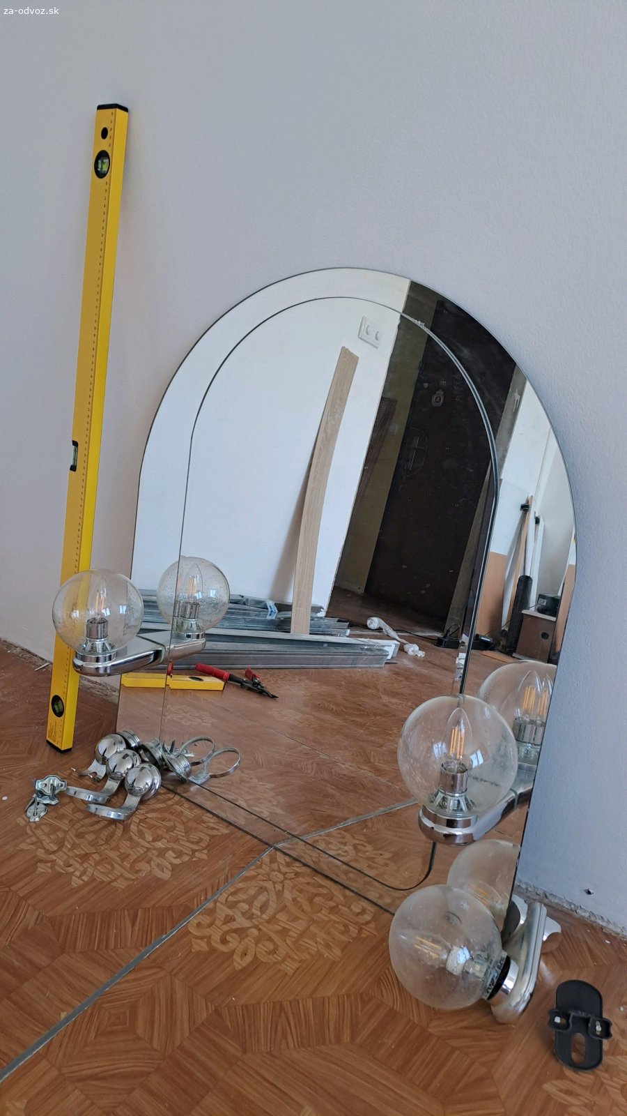 zrkadlo z kupeľne. zrkadlo stare [z roku 1997] 80cm vyska a 69 šírka, do 13.5 k dispozicii
